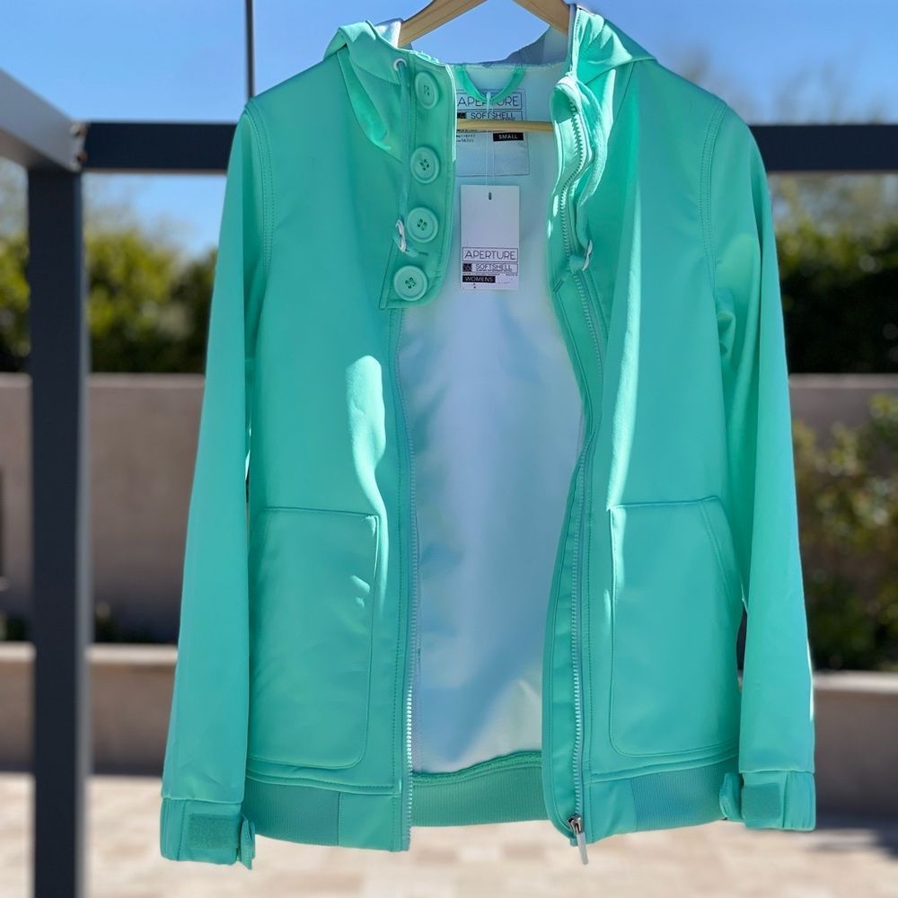 NWT - Womens Aperture Softshell Ski and Snowboard Jacket - Small